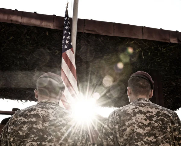 Amerikanische Soldaten und wir Flagge mit Sonnenlicht — Stockfoto