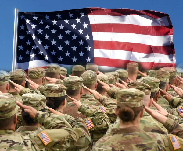 Američtí vojáci zdravení nás vlajka, vlastenecké koncepce — Stock fotografie
