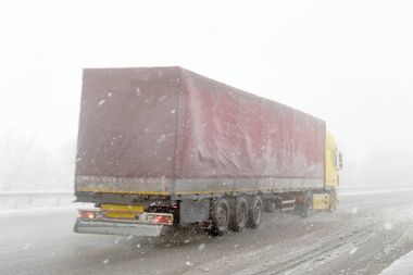 Kışın kar sırasında yolda kamyon