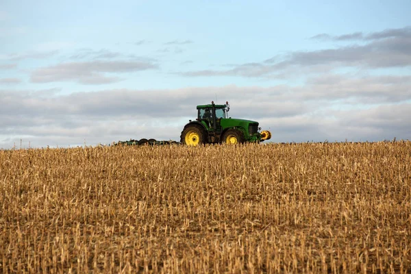 Traktor, der ein Feld, Ackerland, gepflügtes Feld bestellt, — Stockfoto