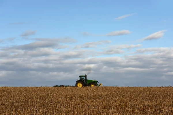 Traktor, der ein Feld, Ackerland, gepflügtes Feld bestellt, — Stockfoto