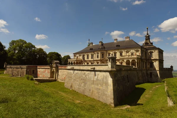 Castillo de Pidhirtsi, región de Lviv, Ucrania. Castillo de Pidhirtsi el ren — Foto de Stock