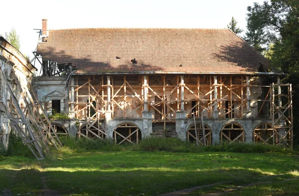 Pomoriany kasteel in Lviv regio, West-Oekraïne. — Stockfoto