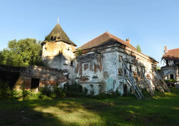 Pomoriany kasteel in Lviv regio, West-Oekraïne. — Stockfoto