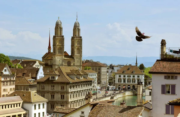 Цюріх міський пейзаж з великим Дім Бетховена (Grossmunster), Цюрих, Швейцарія — стокове фото