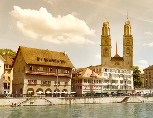 Zürich városkép a nagy templom (Grossmünster), Zürich, Svájc — Stock Fotó