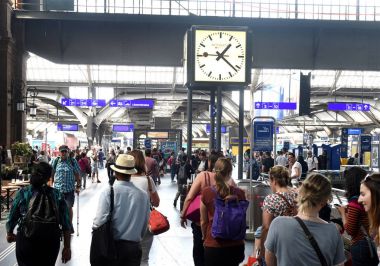  İnsanlar koridorda Zürih ana tren istasyonu. Zurih merkez tren istasyonu (Zürih Hauptbahnhof).