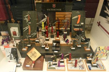 Ünlü Victorinox İsviçre ordu bıçakları Zürih'te dükkanda.