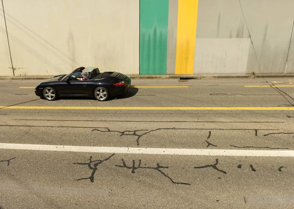 Carro na rua de Zurique. Vida diária em Zurique . — Fotografia de Stock