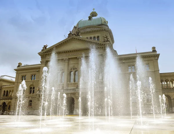 Schweizer Parlamentsgebäude (bundesplatz) in bern, Schweiz. — Stockfoto