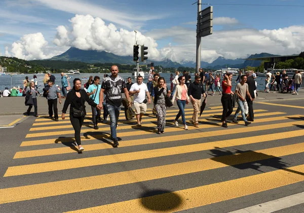 Lidé na přechodu pro chodce v Lucernu. Každodenní život v Lucerně. — Stock fotografie