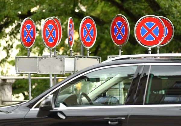 No stopping signs and car — Stock Photo, Image