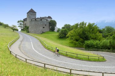 Vaduz, Liechtenstein Castle civarındaki bir bisikletçi. 