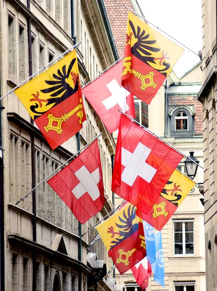 Schweizer Flagge und Genfer Flagge an der Fassade des Gebäudes in Genf, — Stockfoto