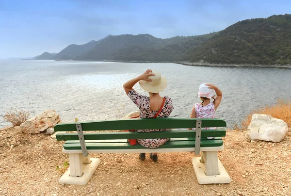 Люди на скамейке у моря, острова, отдыха, релаксации — стоковое фото