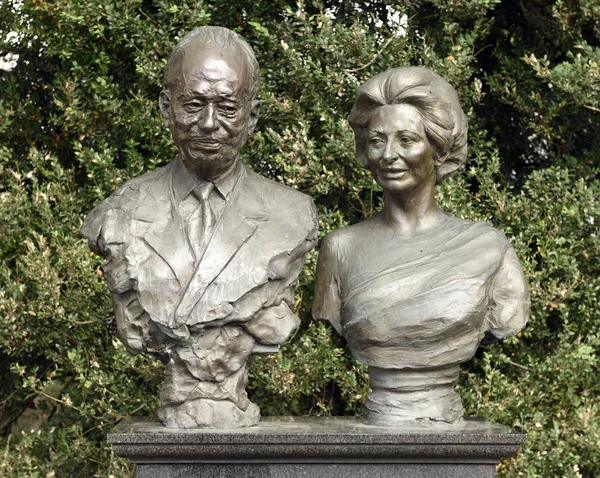 La estatua de Francisco José II (príncipe de Liechtenstein, 1906-1989) y su esposa la condesa Georgina (Gina) von Wilczek (1921-1989) en el centro de Vaduz, cerca de la Catedral de San Florín . —  Fotos de Stock