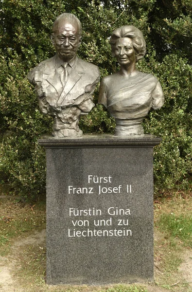 La estatua de Francisco José II (príncipe de Liechtenstein, 1906-1989) y su esposa la condesa Georgina (Gina) von Wilczek (1921-1989) en el centro de Vaduz —  Fotos de Stock