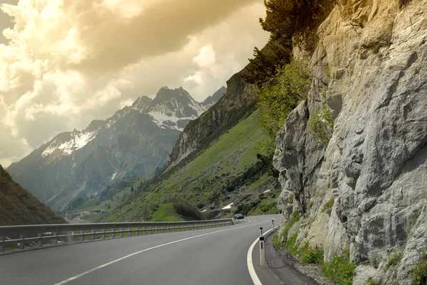 Carretera en las montañas austriacas, Austria — Foto de Stock