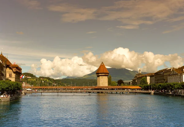 Városkép Lucerne, Svájc. Kápolna-híd (Kapellbrucke) és a víztorony, a Luzerni-tó, Svájc — Stock Fotó