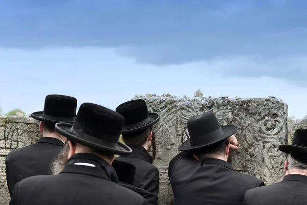 Ortodoxa judiska gudstjänster, judar, judendom, chassidismen, rygg, bakom — Stockfoto
