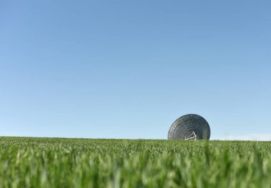 devasa uzay anten yeşil alanda. Uzay kavramı