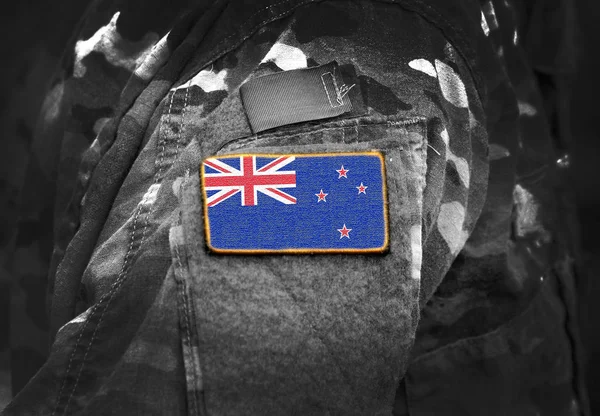 Bandera de Nueva Zelanda en uniforme militar. Ejército, tropas, soldados . — Foto de Stock