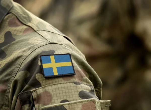 Askeri üniformalı İsveç bayrağı. Ordu, askerler, askerler.. — Stok fotoğraf