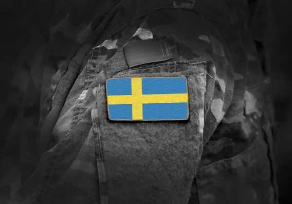 Flaga Szwecji w mundurze wojskowym. Armia, oddziały, żołnierze. — Zdjęcie stockowe
