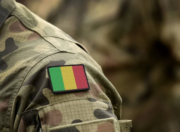 军服上的马里国旗。 陆军、陆军、士兵. — 图库照片