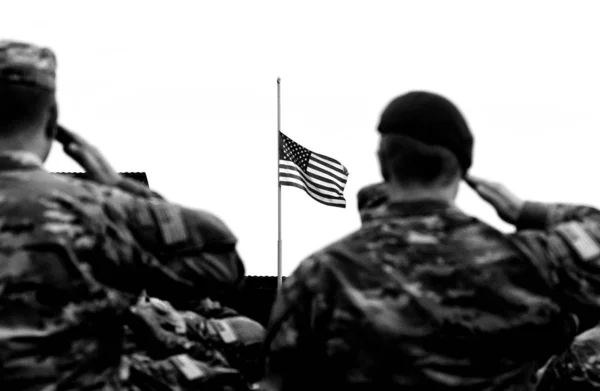 Amerikanska soldater hälsar oss flaggade. Vår armé. Oss soldater. — Stockfoto