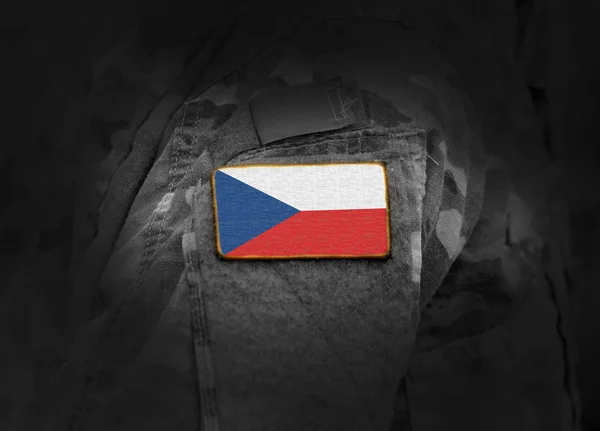 Bandeira da República Checa em uniforme militar . — Fotografia de Stock