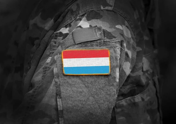 Bandeira do Luxemburgo em uniforme militar. Exército, tropas, soldados . — Fotografia de Stock