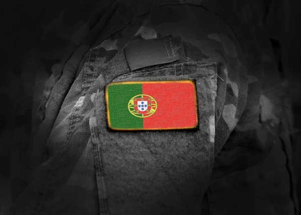 Portugalská vlajka ve vojenské uniformě. Armáda, vojáci, vojáci. — Stock fotografie