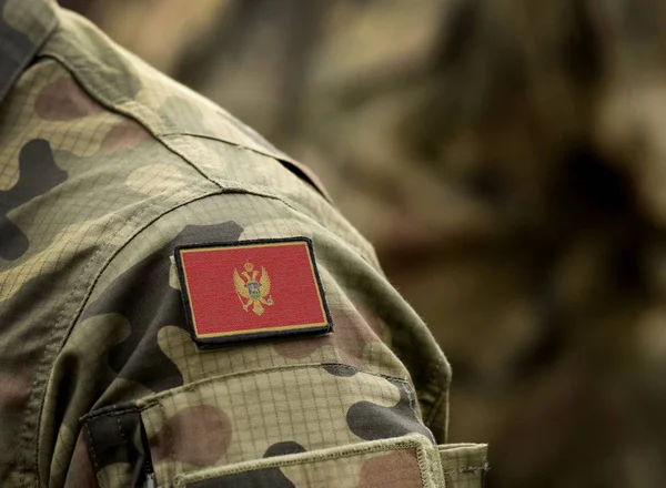 Askeri üniformalı Karadağ bayrağı. Ordu, askerler, askerler.. — Stok fotoğraf