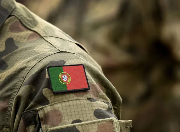 Portugália zászlója katonai egyenruhában. Hadsereg, katonák, katonák.. — Stock Fotó