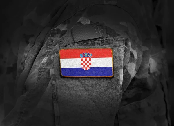Chorvatská vlajka ve vojenské uniformě. Armáda, vojáci, vojáci. — Stock fotografie
