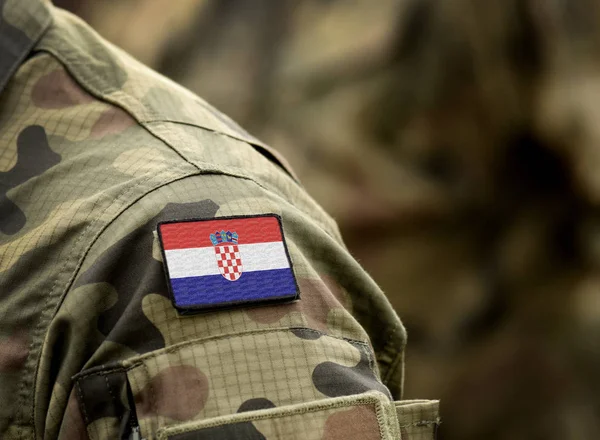 Σημαία της Κροατίας με στρατιωτική στολή. Στρατός, στρατεύματα, στρατιώτες. — Φωτογραφία Αρχείου