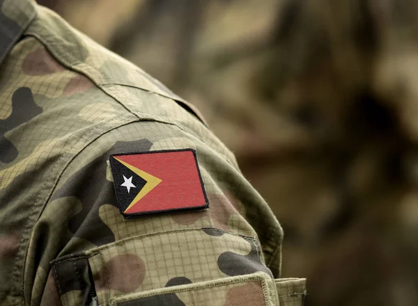 Kelet-Timor zászlója katonai egyenruhában. Hadsereg, katonák, katonák.. — Stock Fotó