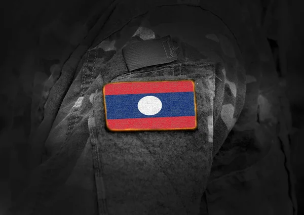 Drapeau du Laos en uniforme militaire. Armée, troupes, soldats . — Photo