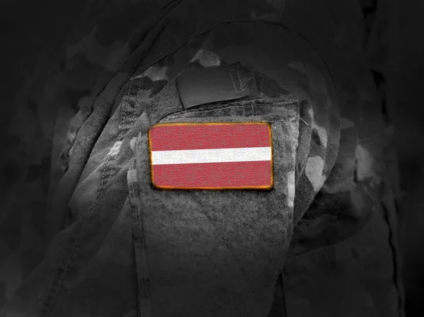 Σημαία της Λετονίας με στρατιωτική στολή. Στρατός, στρατεύματα, στρατιώτες. — Φωτογραφία Αρχείου