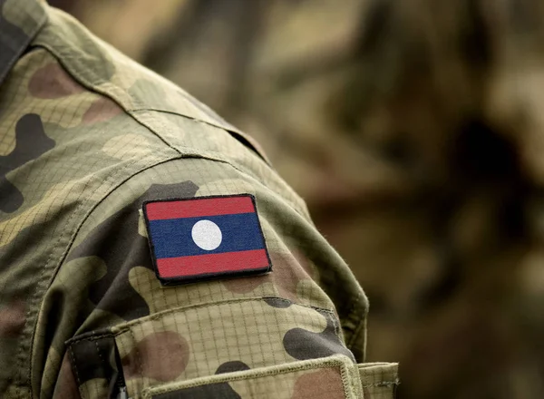 Laosz zászlója katonai egyenruhában. Hadsereg, katonák, katonák.. — Stock Fotó