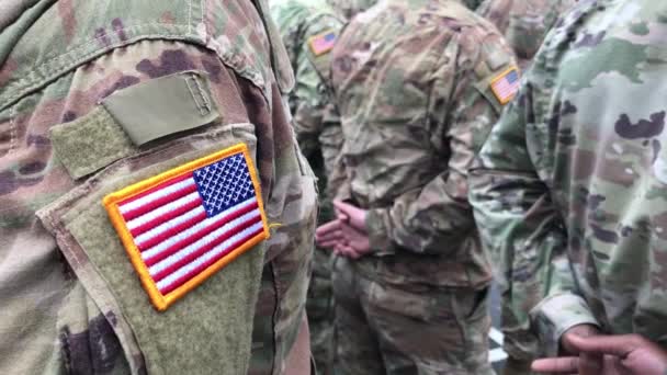 Сша Наклеивают Флаг Американскую Военную Форму Солдаты Параде Тыла — стоковое видео
