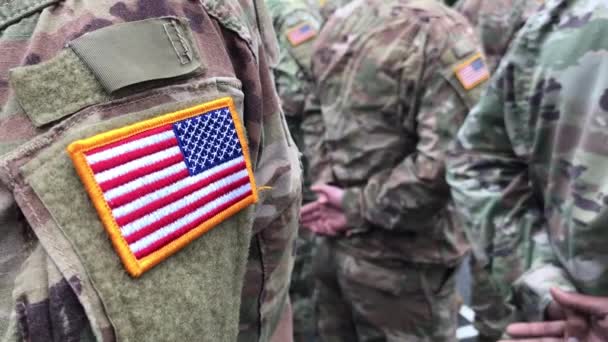 Usa Lapp Flagga Usa Militäruniform Soldater Paraden Marken Från Baksidan — Stockvideo