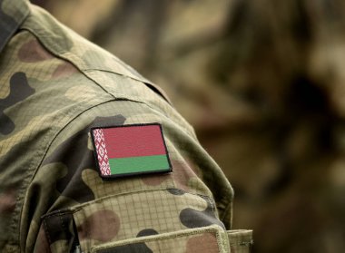 Askeri üniformada Belarus bayrağı. 