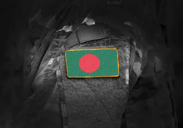 Askeri üniformalı Bangladeş bayrağı. Ordu, askerler, askerler.. — Stok fotoğraf