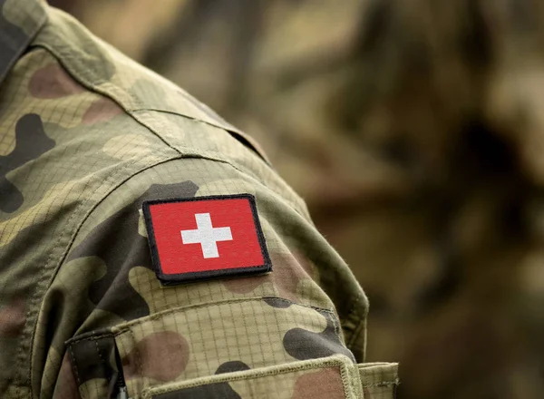 Bandeira da Suíça em uniforme militar . — Fotografia de Stock