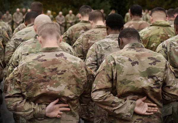 Soldados americanos. Exército dos EUA. Soldados americanos rezam. Militar dos EUA . — Fotografia de Stock