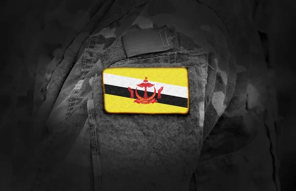 Bandeira de Brunei em uniforme militar. Exército, forças armadas, soldados — Fotografia de Stock