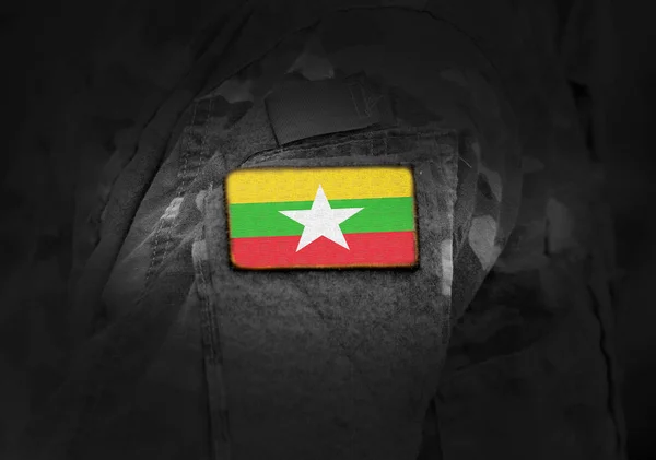 Drapeau du Myanmar et également connu sous le nom de Birmanie sur l'uniforme militaire . — Photo