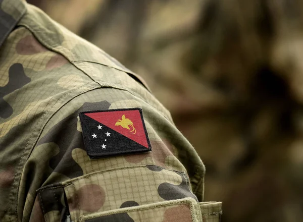 Bandera de Papúa Nueva Guinea sobre uniforme militar . — Foto de Stock